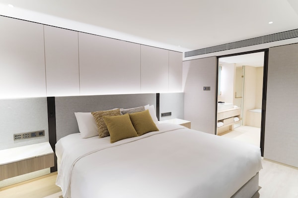 Suite | In-room safe, laptop workspace, iron/ironing board, free WiFi