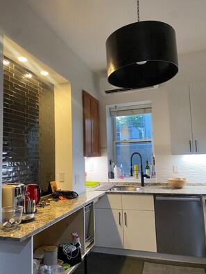 Mikrovågsugn, ugn, spishäll och diskmaskin