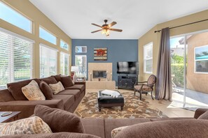 Smart TV, chimenea, libros y estéreo 