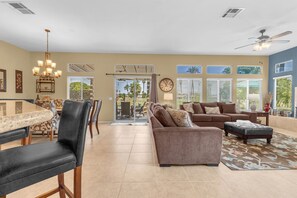 Smart TV, chimenea, libros, estéreo