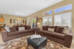 Smart TV, chimenea, libros, estéreo