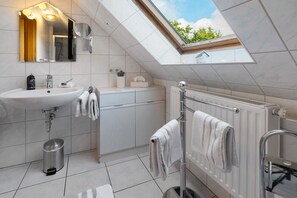 Een douche, een haardroger, handdoeken