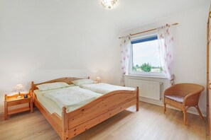2 bedrooms, iron/ironing board, WiFi, bed sheets - Apartment '4' with Shared Terrace, Shared Garden and Wi-Fi (Nordstrand)