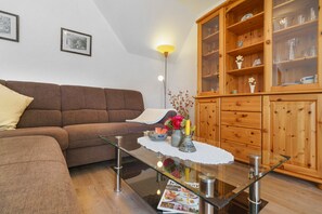 TV, table tennis - Apartment '4' with Shared Terrace, Shared Garden and Wi-Fi (Nordstrand)