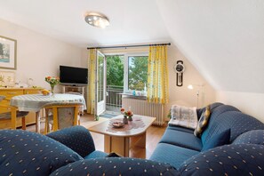 TV, ping pong - Apartment '5' with Shared Terrace, Shared Garden and Wi-Fi (Nordstrand)