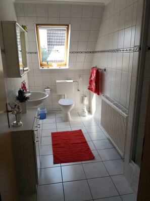 Dusch, hårtork och handdukar