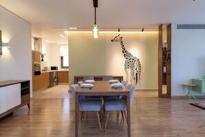 Apartment, Balcony, City View | In-room dining