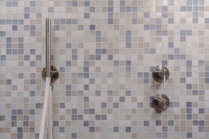 Douche, sĂšche-cheveux, bidet