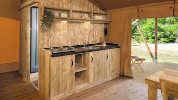 Fridge, stovetop, coffee/tea maker