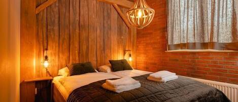 3 bedrooms, WiFi, bed sheets, wheelchair access