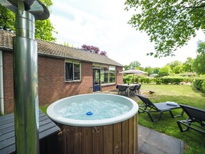 Outdoor dining - A cottage especially for kids with bubble tub! Also suitable for the disabled. (Zuna)