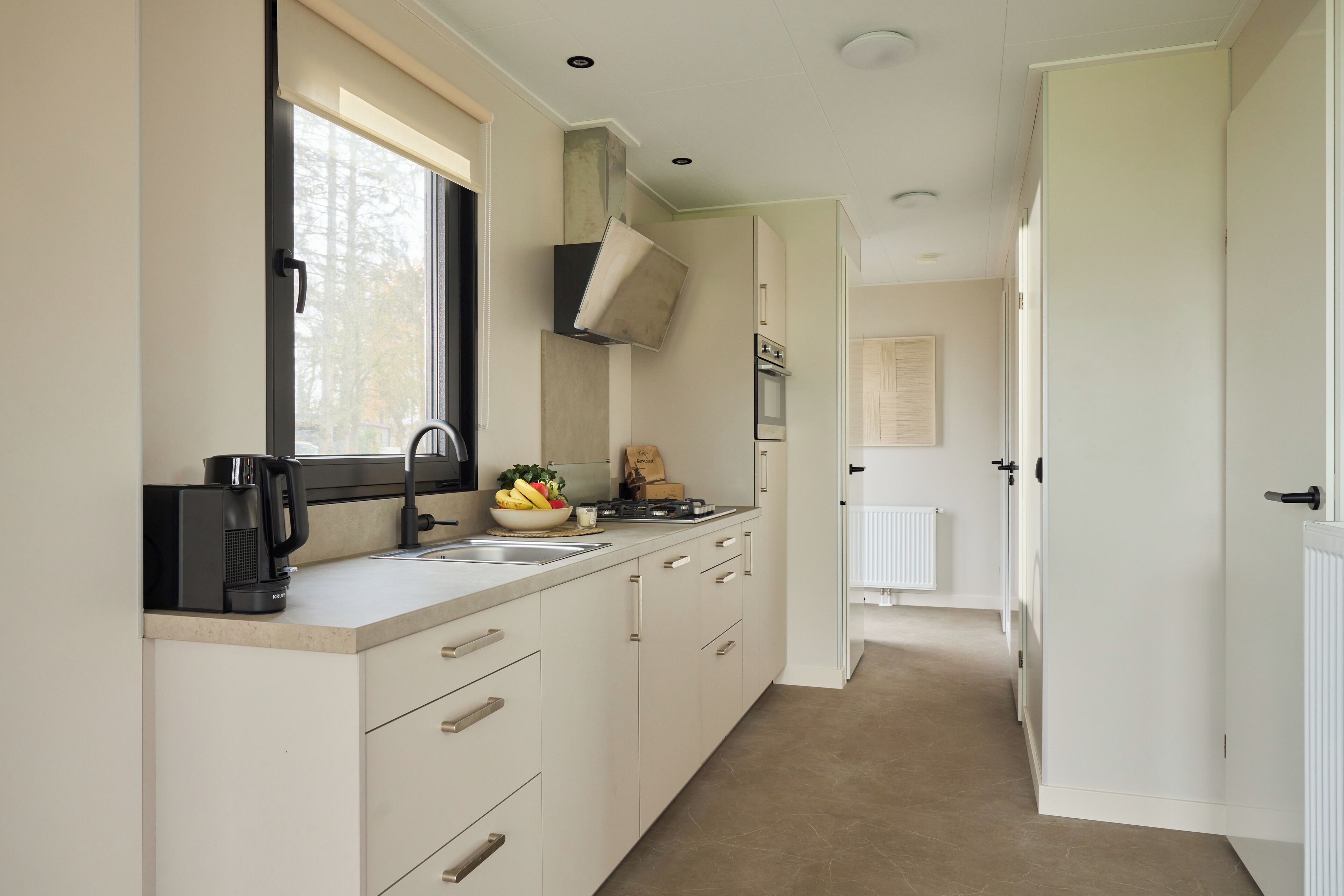 Een koelkast, een magnetron, een kookplaat, een vaatwasser