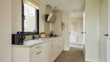 Een koelkast, een magnetron, een kookplaat, een vaatwasser