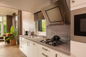 Fridge, microwave, stovetop, dishwasher