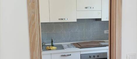 Frigorífico, lavavajillas, cafetera o tetera y utensilios de cocina