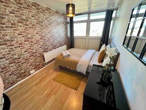 2 habitaciones, tabla de planchar con plancha, internet y ropa de cama