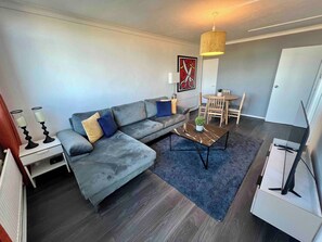 TV - Tower Bridge Canada Water 2 bed flat (London)