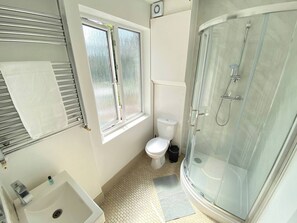Douche, sèche-cheveux, serviettes fournies