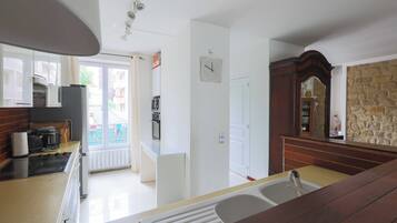Coffee/tea maker, fridge, microwave, oven