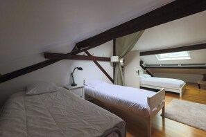 4 bedrooms, iron/ironing board, Internet, bed sheets