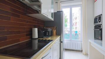 Coffee/tea maker, fridge, microwave, oven