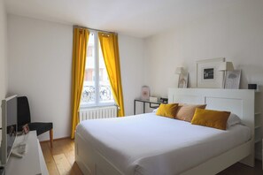 4 bedrooms, desk, iron/ironing board, travel cot