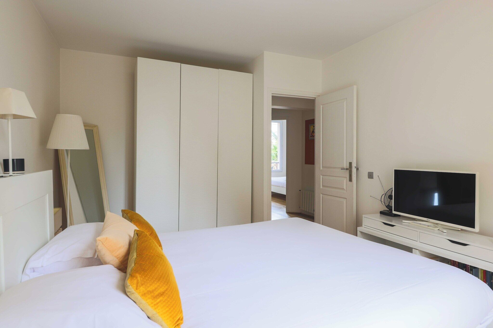 4 bedrooms, desk, iron/ironing board, travel crib