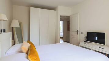 4 bedrooms, desk, iron/ironing board, travel crib