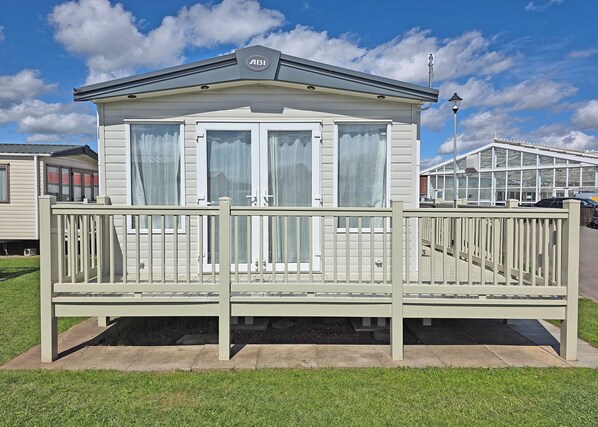 Exterior - Platinum 8 Caravan Hot Tub (Ingoldmells, Skegness)