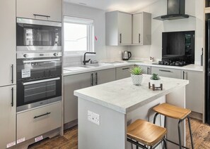 Réfrigérateur, un four, surface de cuisson, grille-pain