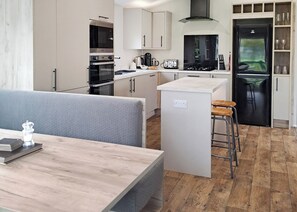 Réfrigérateur, un four, surface de cuisson, grille-pain