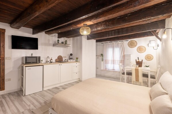1 bedroom, iron/ironing board, internet, bed sheets