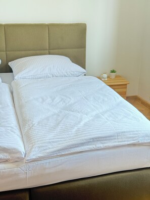 3 bedrooms, iron/ironing board, Internet, bed sheets
