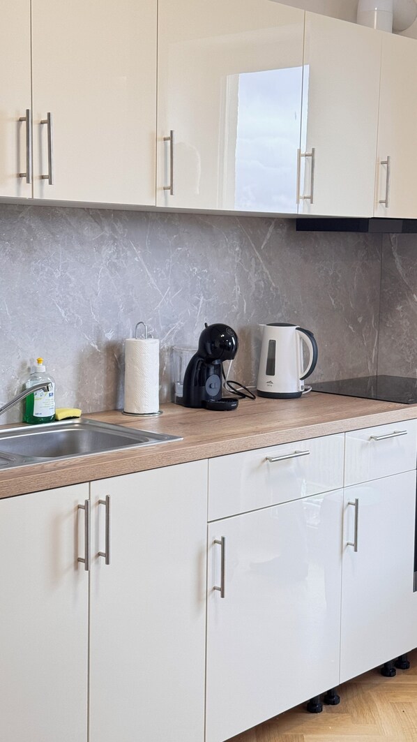 Fridge, microwave, oven, stovetop