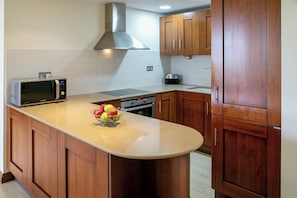 Microondas, horno, tostadora y utensilios de cocina