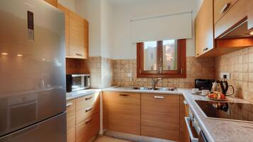Microwave, oven, dishwasher, cookware/dishes/utensils