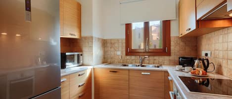 Microwave, oven, dishwasher, cookware/dishes/utensils