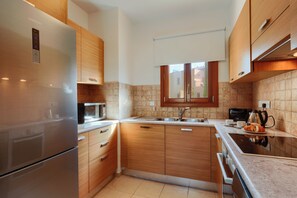 Microwave, oven, dishwasher, cookware/dishes/utensils