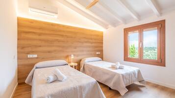 3 slaapkamers, een strijkplank/strijkijzer, wifi, beddengoed