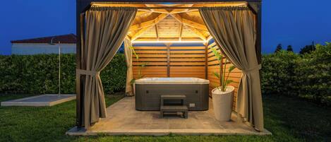 Bain à remous extérieur