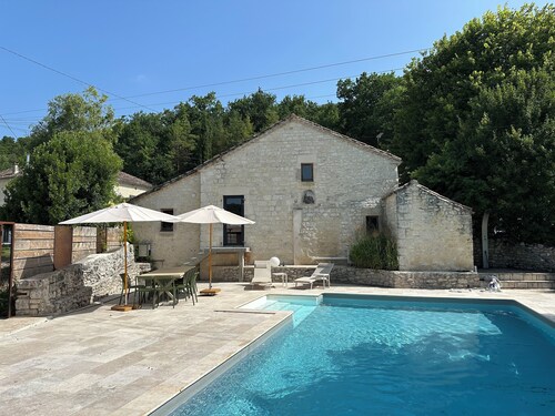 Domaine de Péroline: Swimming pool and Jacuzzi