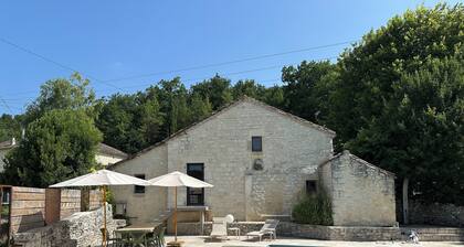 Domaine de Péroline: Swimming pool and Jacuzzi