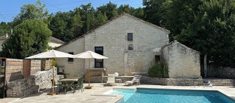 Domaine de Péroline: Swimming pool and Jacuzzi