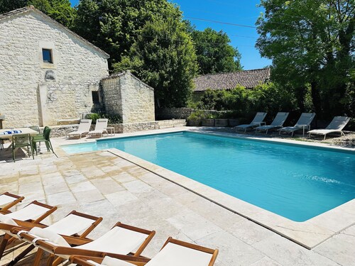 Domaine de Péroline: Swimming pool and Jacuzzi