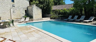 Domaine de Péroline: Swimming pool and Jacuzzi