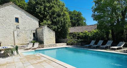 Domaine de Péroline: Swimming pool and Jacuzzi