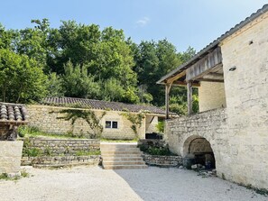 Exterior - Domaine de Péroline: Swimming pool and Jacuzzi (Cézac)