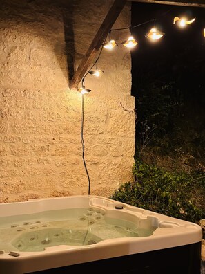 Outdoor spa tub - Domaine de Péroline: Swimming pool and Jacuzzi (Cézac)