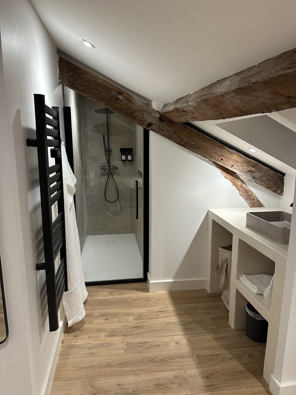 Bruser, hårtørrer, håndklæder, Sæbe