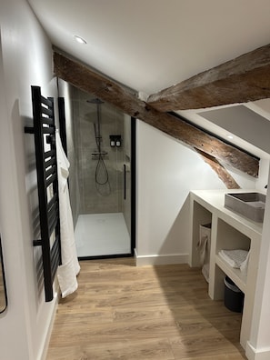 Een douche, een haardroger, handdoeken, zeep